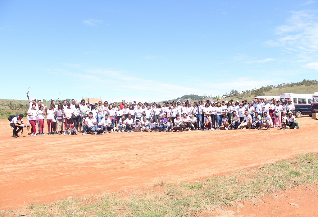 Large group of students in Madagascar